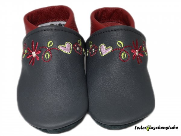 Lederpuschen anthrazit-dunkelrot mit Blumenranke dunkelrot-weiß-rosa-hellgrün